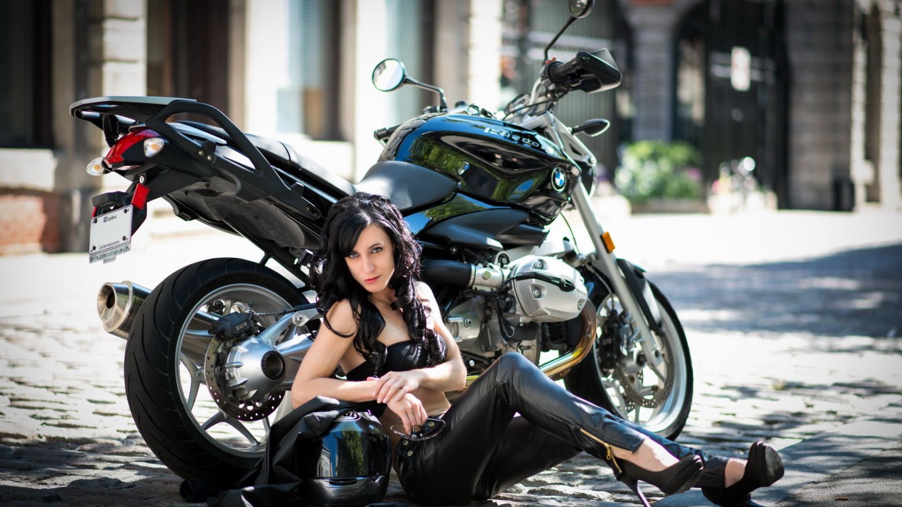 Fresh photos, fresh mood — European women on bikes online in Changzhou